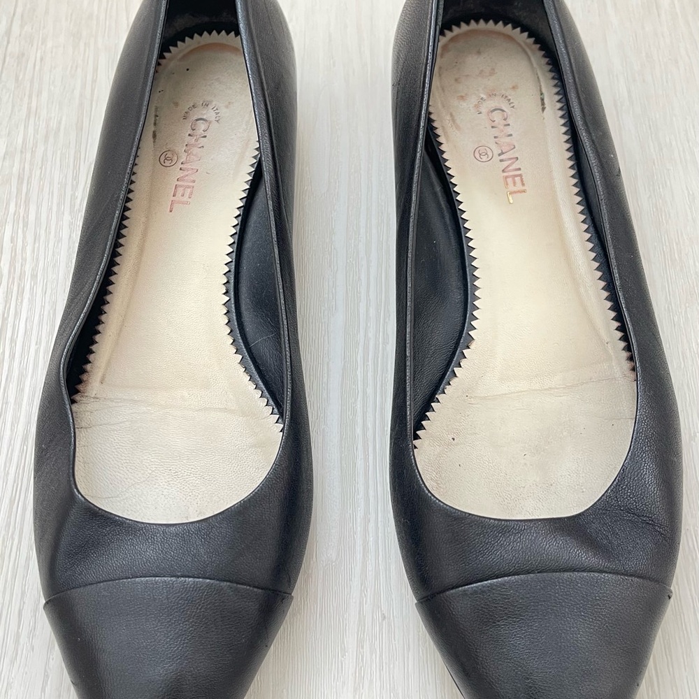 Chanel Black Pointed-Toe Leather Flats – Size 39.5 – Classic & Elegant